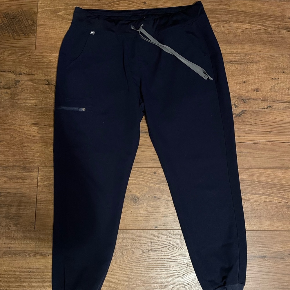 Figs Zamora style scrub pants in size Large, Navy